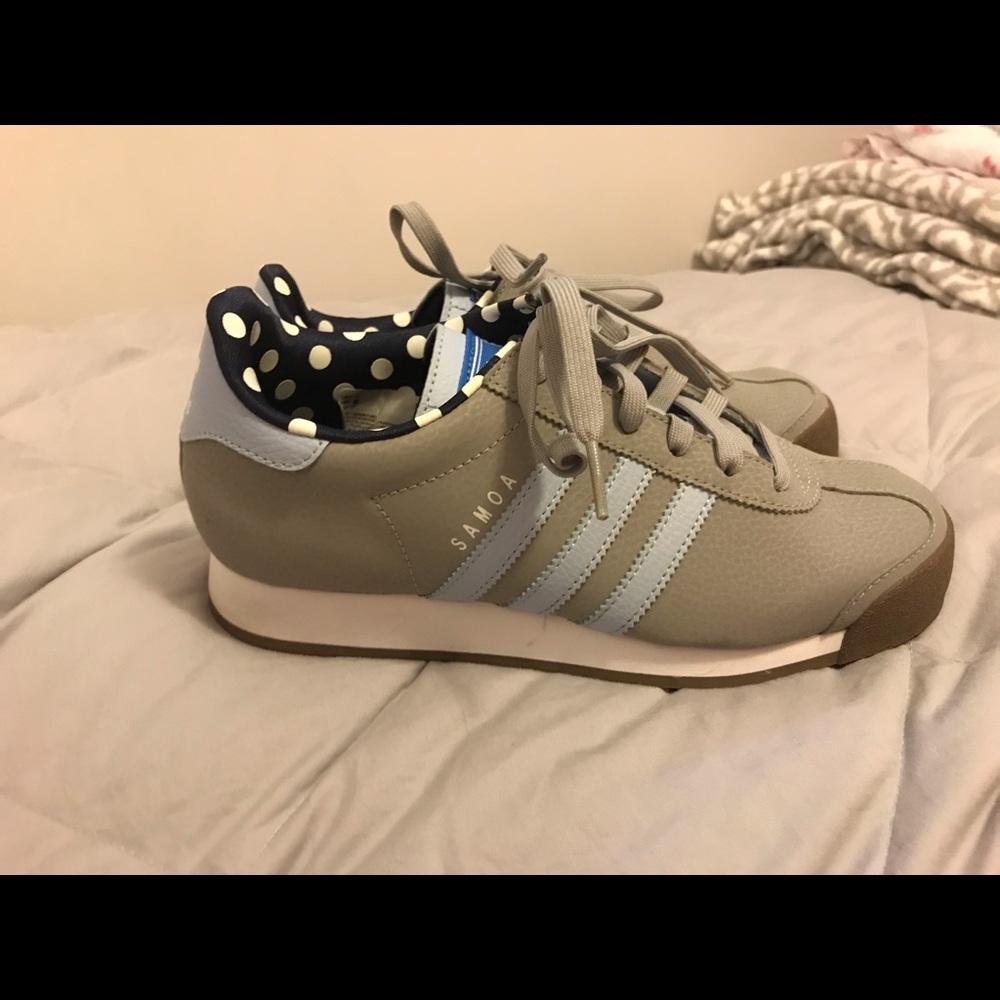Women’s size 7 adidas Samoa shoes.